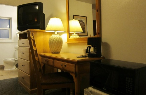 Mac's Motel image 13