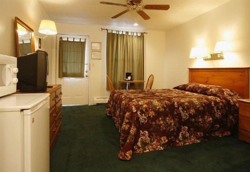 Mac's Motel image 9